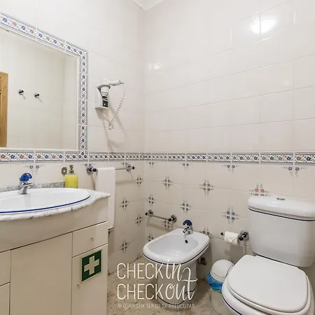 Checkincheckout - City Center Beach Flat Апартаменты Портиман