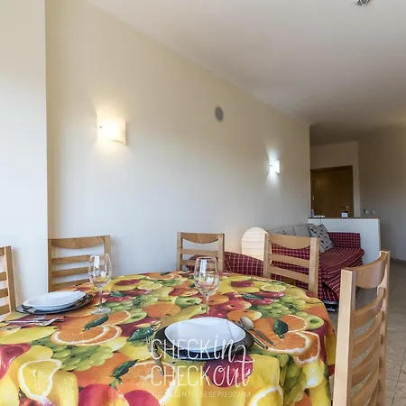 Checkincheckout - City Center Beach Flat *