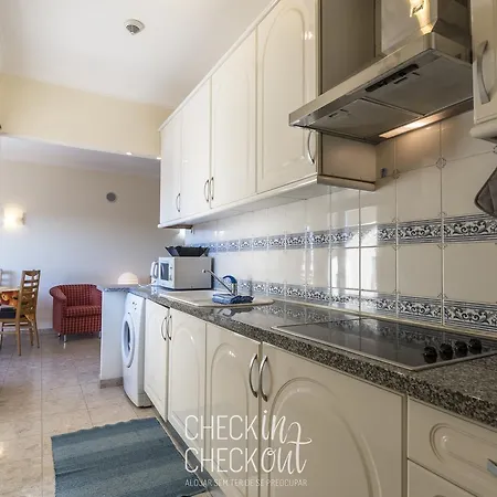 Апартаменты Checkincheckout - City Center Beach Flat Портиман