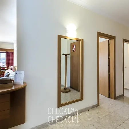 Checkincheckout - City Center Beach Flat Апартаменты *